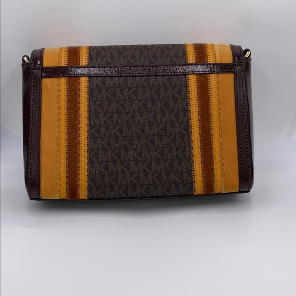 Michael Kors Kinsley Medium Shoulder Bag - Picture 2 of 6